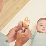 PETITES CHANSONS. Σετ παντοφλάκια και βραχιολάκι-κουδουνίστρα κουνελάκι - Image 8